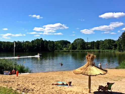 Jakie wybrać sporty wodne na weekend nad jeziorem?