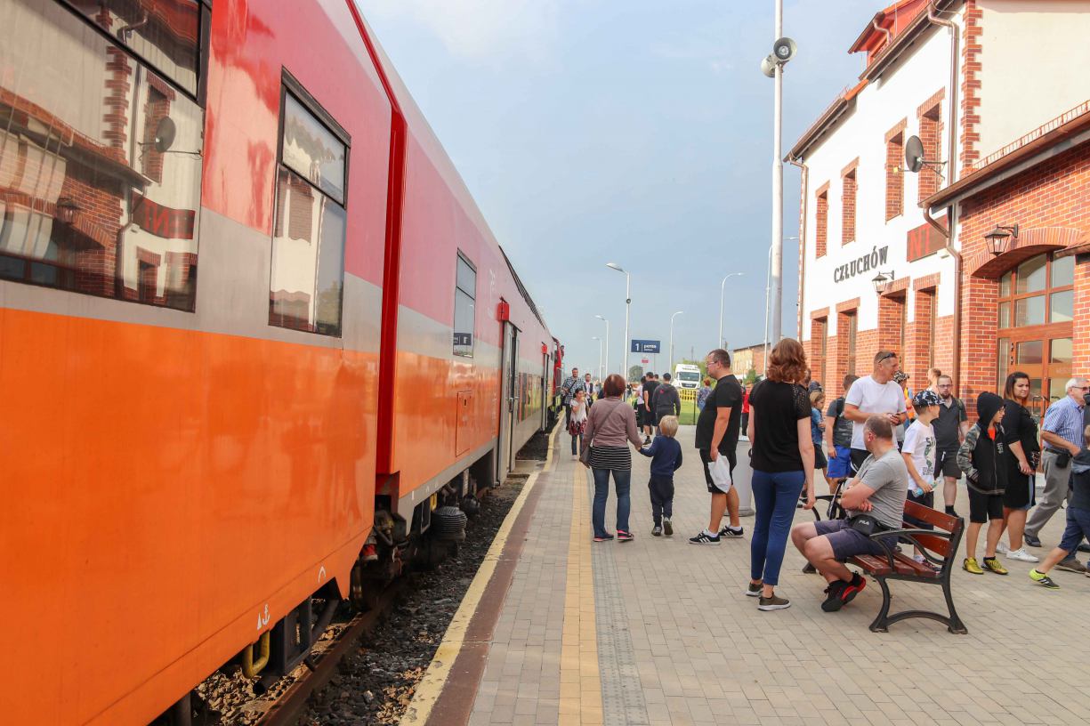 "Sentymentalna podróż starym składem". Z okazji 150-lecia chojnickiej kolei pojechali pociągiem specjalnym "Eszelon"