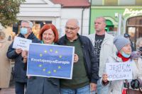 &bdquo;Tak dla Polski europejskiej&rdquo;, &bdquo;Bez Unii czeka nas reżim&rdquo;. W  Chojnicach r&oacute;wnież odbyła się prounijna demonstracja