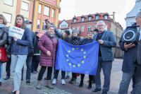 &bdquo;Tak dla Polski europejskiej&rdquo;, &bdquo;Bez Unii czeka nas reżim&rdquo;. W  Chojnicach r&oacute;wnież odbyła się prounijna demonstracja