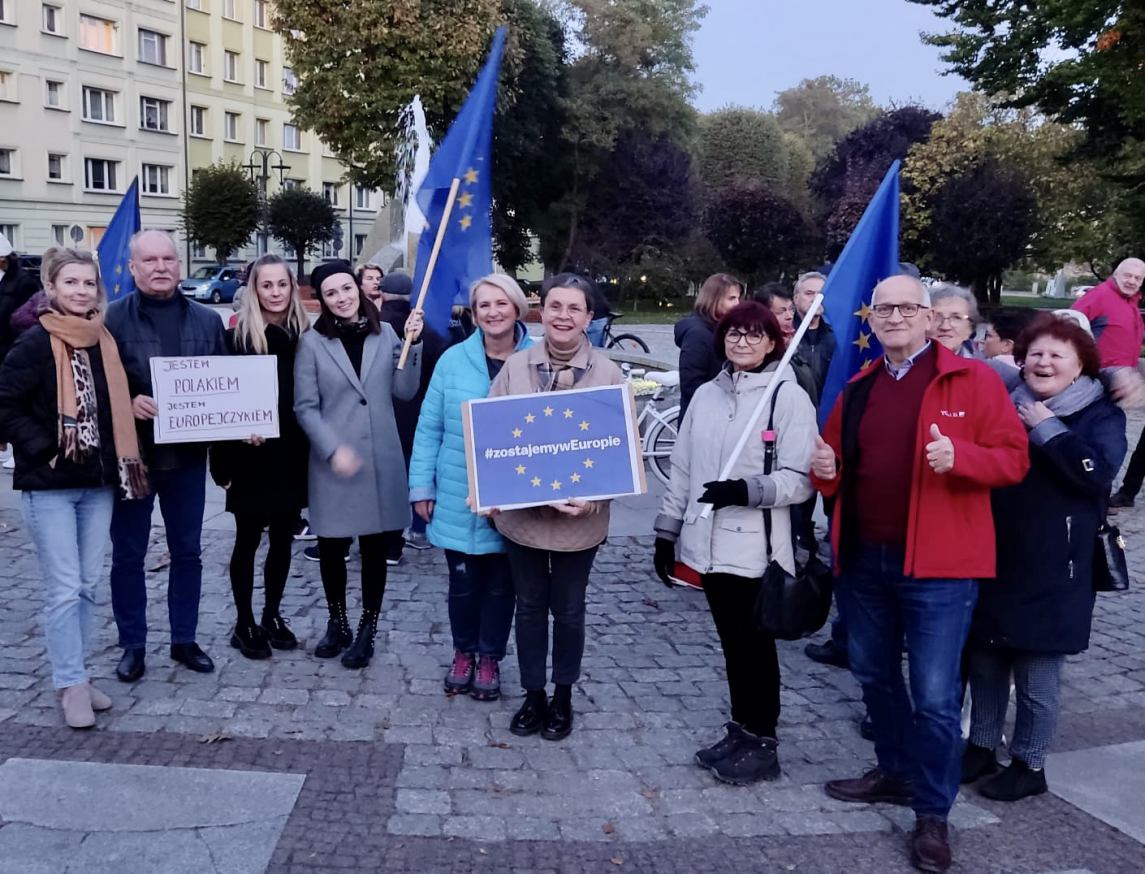 Kochamy Unię, kochamy Unię. Kilkadziesiąt osób demonstrowało w Człuchowie poparcie dla Unii Europejskiej