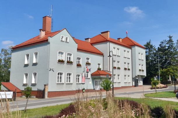 Współpracowniczki wyborcze burmistrz Debrzna wygrały konkursy na stanowiska urzędnicze. "Komisje uzasadniły taki wybór"