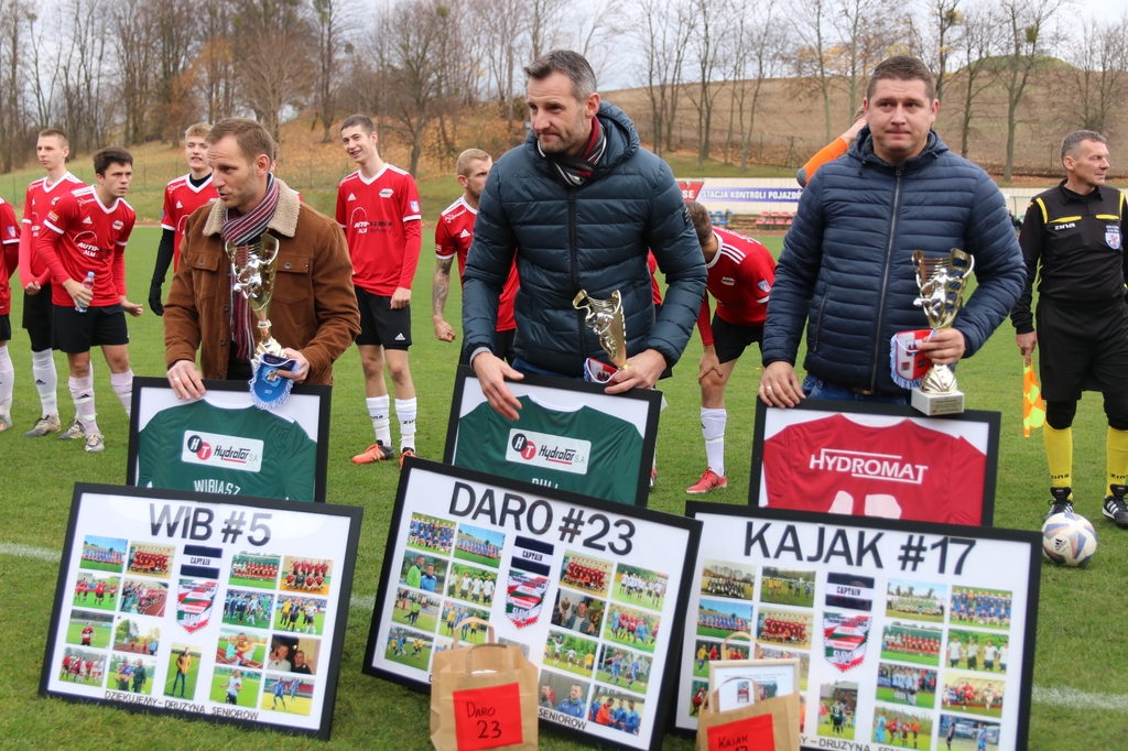 Wzruszający moment. Trzej piłkarze uhonorowani za wieloletnią grę dla Tucholanki Tuchola FOTO