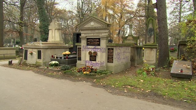 Zdewastowano grobowiec rodziny Stuhrów na Cmentarzu Rakowickim w Krakowie