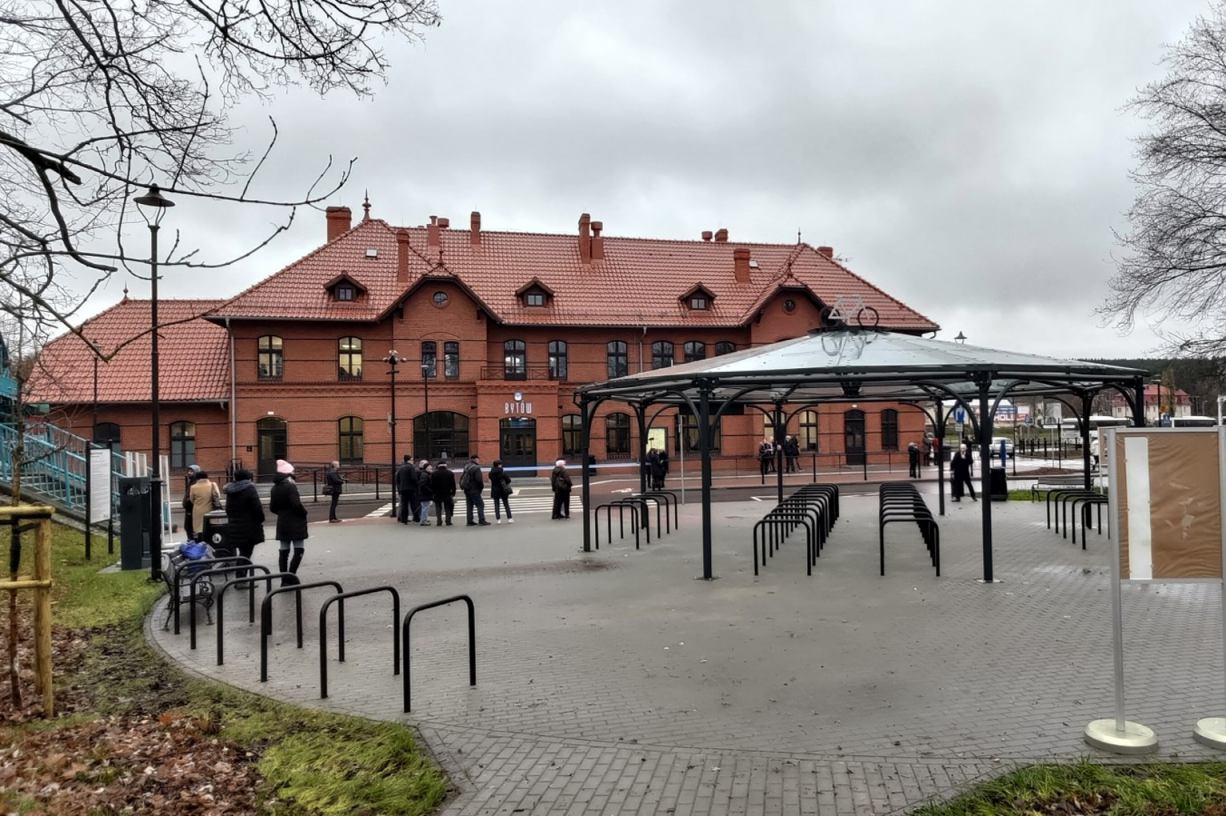 W Bytowie po trzech latach prac otwarto odremontowane obiekty dworca kolejowego FOTO