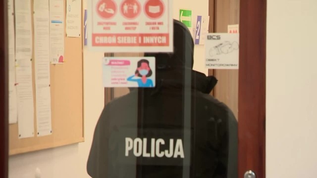 Policja w przychodni w Zabierzowie. Dziennikarze ujawnili, że wystawiano tam fałszywe certyfikaty covidowe