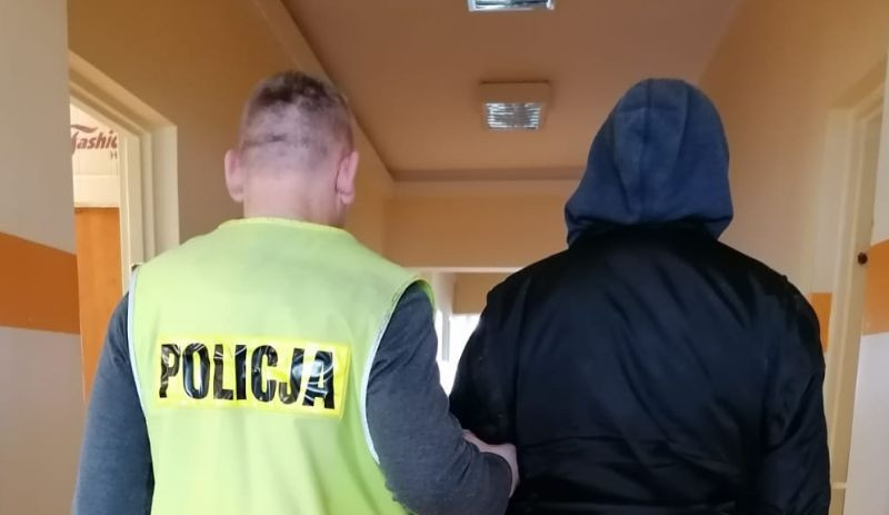 Policjanci zatrzymali dwóch mężczyzn podejrzanych o włamania do domów na terenie Chojnic