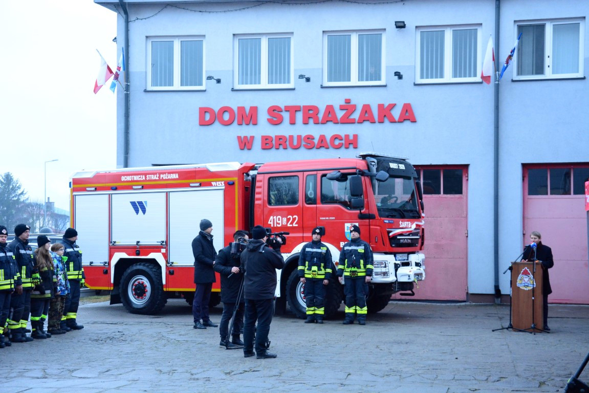 Nowy wóz pożarniczy dla OSP w Brusach oficjalnie przekazany. Pojazd jest nagrodą FOTO
