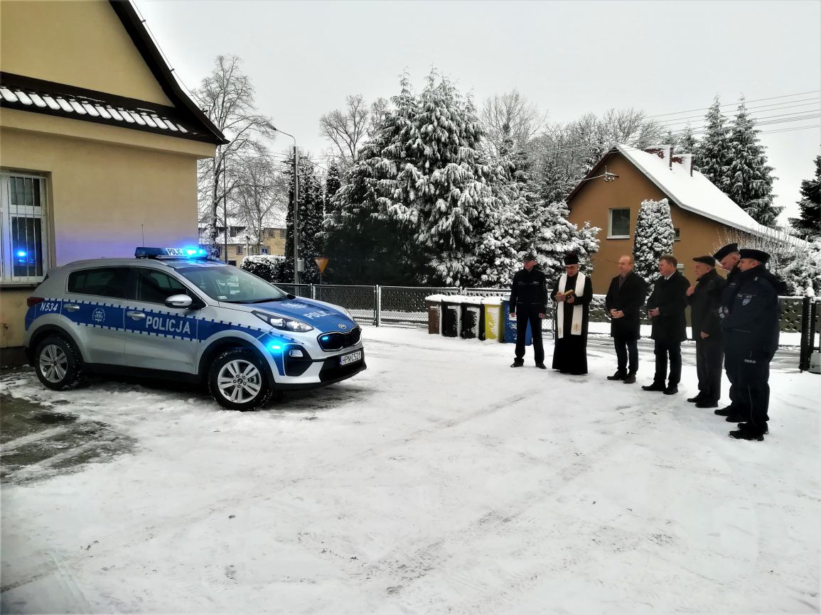 Policjanci z Liniewa w powiecie kościerskim odebrali nowy radiowóz FOTO
