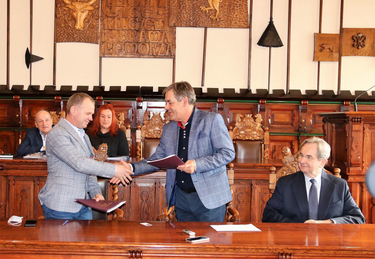 Umowa na modernizację budynku dworca PKP w Chojnicach podpisana. Opinie o firmie są bardzo pozytywne