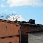 Zerwany fragment pokrycia dachowego na budynku w Kłodawie strażacy zabezpieczyli folią. fot. A. Zajkowska