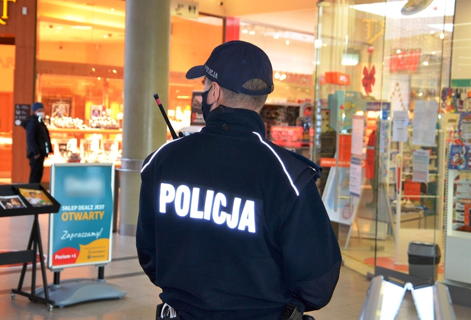 Policja przypomina o permanentnych kontrolach w sklepach i środkach transportu publicznego