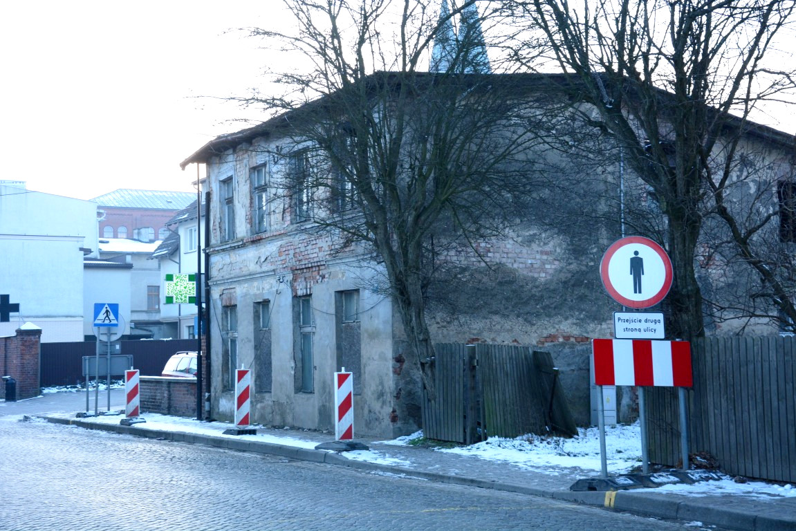 Rozpadająca się kamienica przy głównej ulicy w Brusach. Inspektor nadzoru budowlanego jest bardzo nieskuteczny