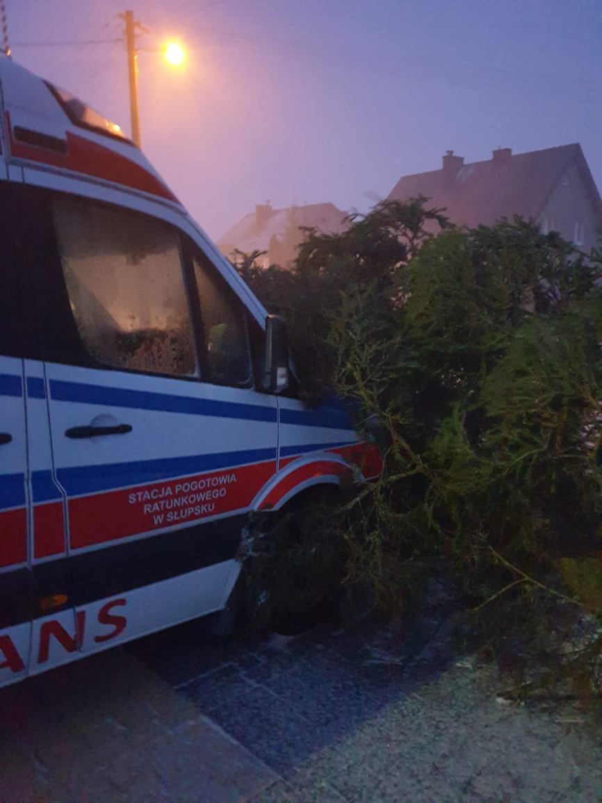 Porywisty wiatr uszkodził ambulans stacjonujący w Lipnicy w powiecie bytowskim
