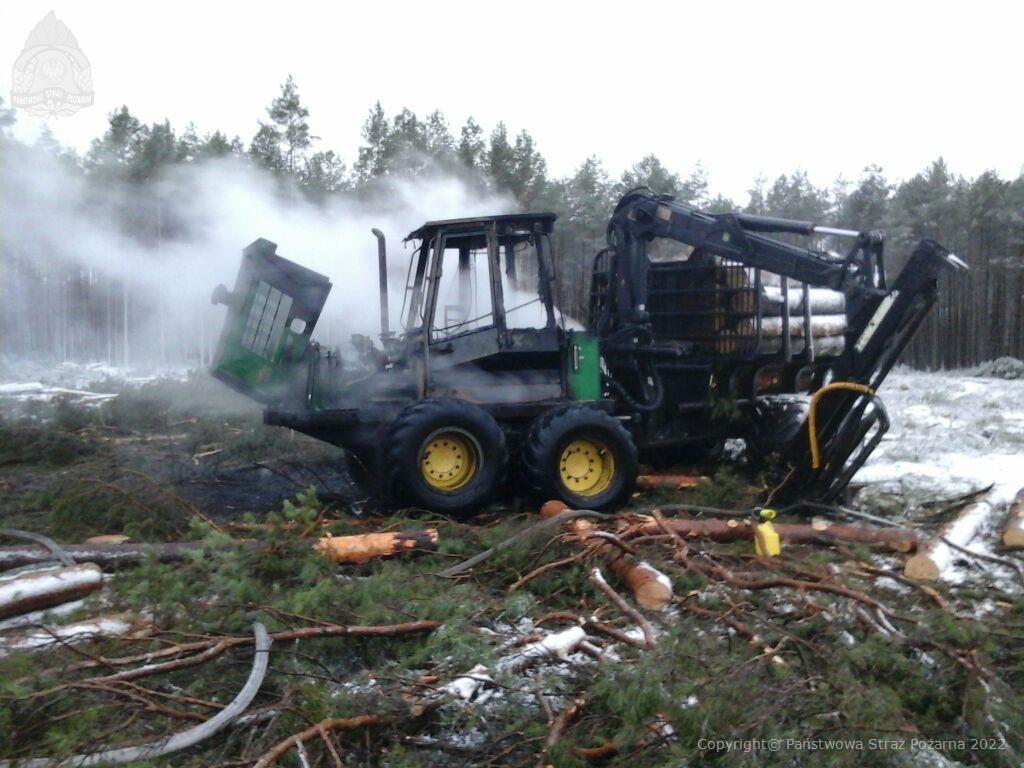 W lesie w pobliżu miejscowości Krzyż, w gminie Czersk, zapalił się harwester