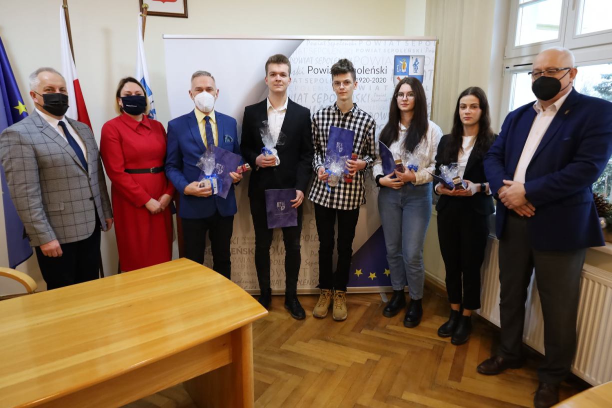 18 uczniów szkół prowadzonych przez powiat sępoleński odebrało stypendia premiera, marszałka i starosty sępoleńskiego
