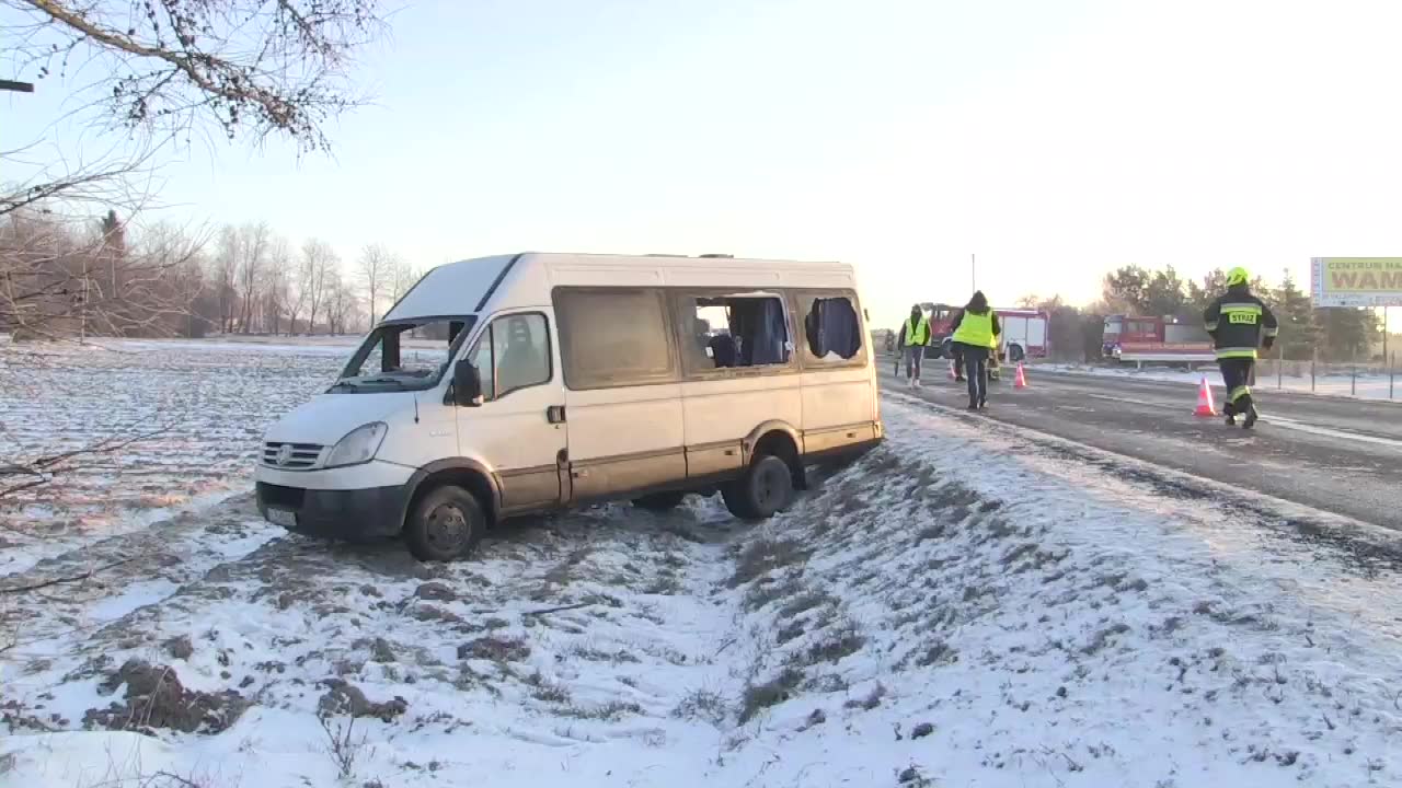 Trzynaście osób poszkodowanych w zderzeniu tira z busem między Łęczną a Lublinem. Kierowca ciężarówki uciekł