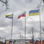 Flagi przed Urzędem Gminy w Chojnicach. Fot. Aneta Gawczyńska-Czupryniak
