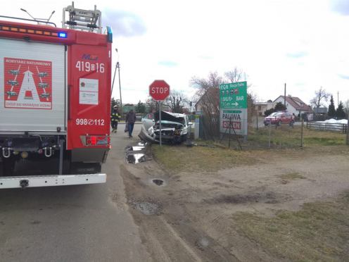 Wypadek na ulicy Dworzec w Lubni w gminie Brusy. Trzy osoby zostały przewiezione do szpitala