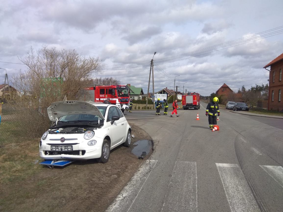 Wypadek na ulicy Dworzec w Lubni w gminie Brusy. Trzy osoby zostały przewiezione do szpitala
