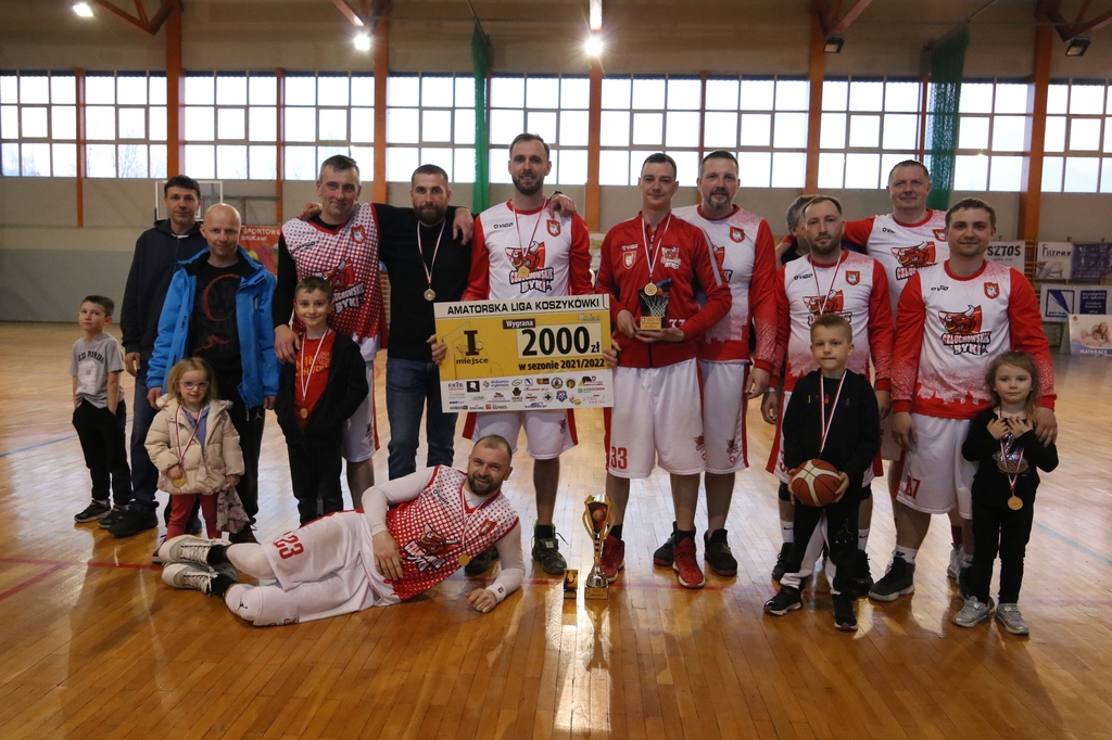 Człuchowskie Byki lepsze od Ślepych Czmieli Piła w finale Człuchowskiej Amatorskiej Ligi Koszykówki FOTO