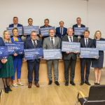 Samorządowcy z powiatów chojnickiego i człuchowskiego odebrali promesy z rządowego programu 