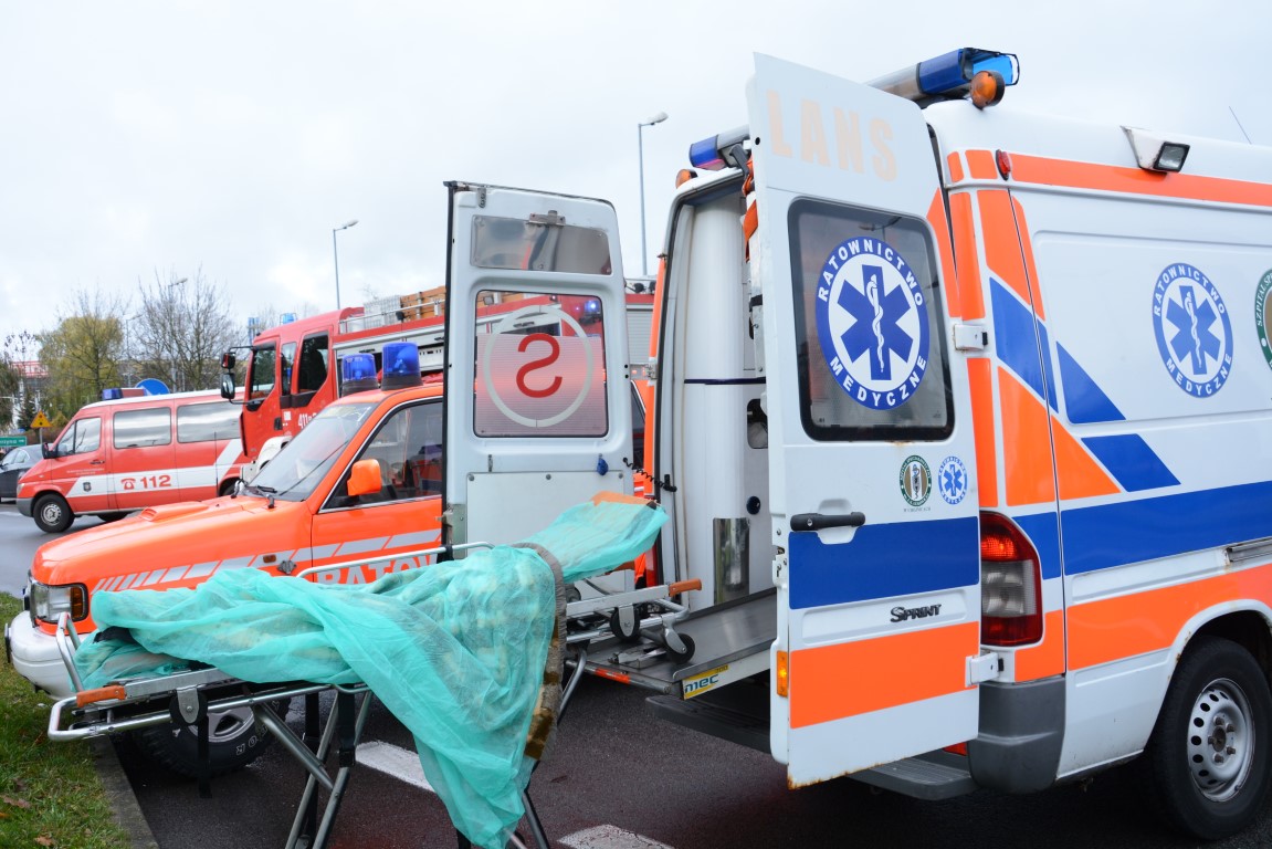 Zderzenie ciężarówki i samochodu osobowego w Żalnie, w powiecie tucholskim. Dwie osoby przewieziono do szpitala