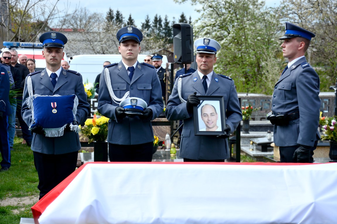 Mundurowi, rodzina i przyjaciele pożegnali w Łęgu Adama Rekowskiego. Policjant człuchowskiej drogówki zginął na służbie FOTO