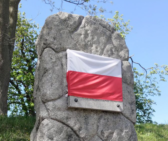 Biało czerwona flaga zawisła na pomniku radzieckich wyzwolicieli ziemi bytowskiej z lat 40tych ubiegłego wieku