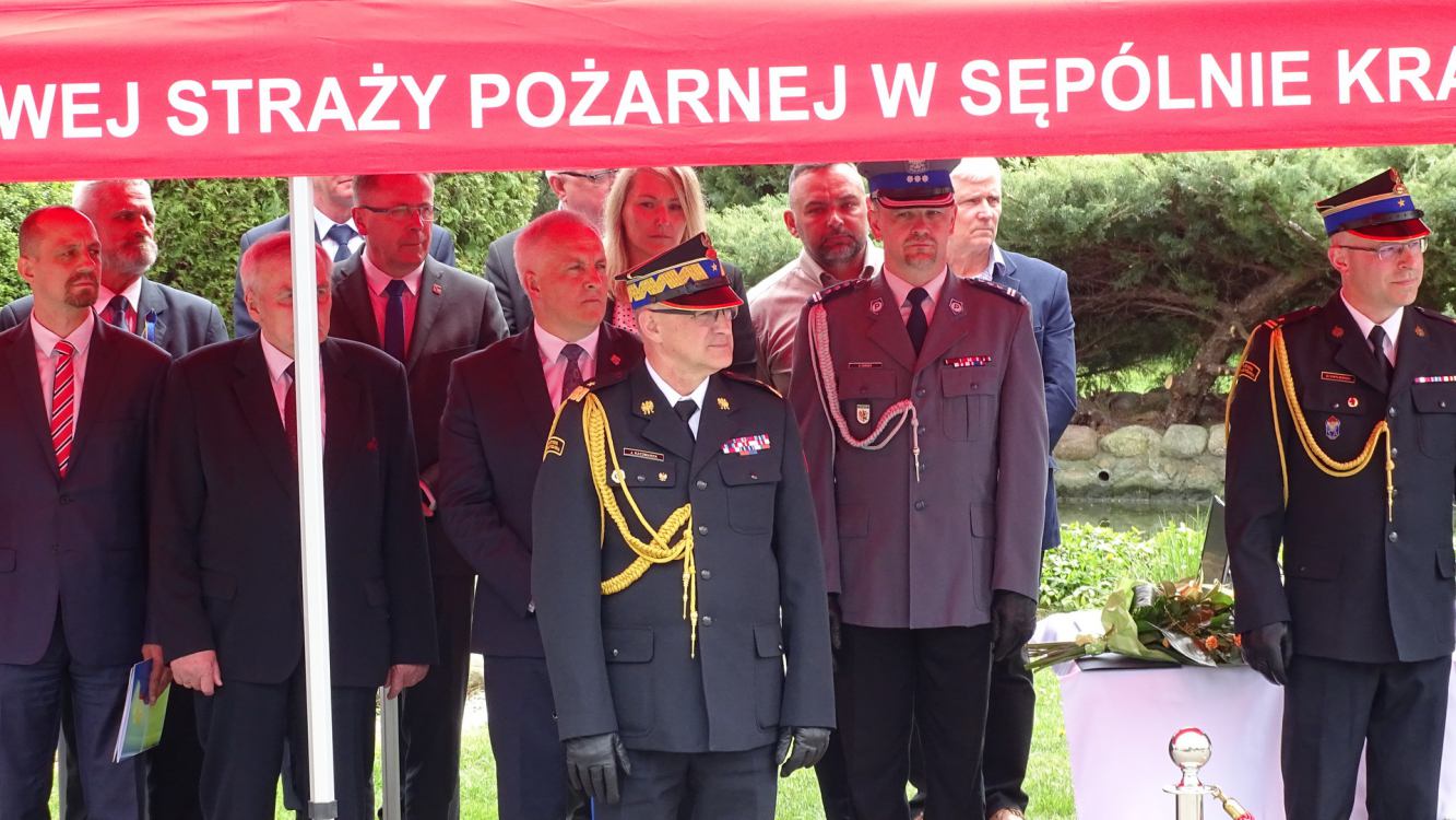 18 strażaków z Komendy Powiatowej PSP w Sępólnie Krajeńskim odebrało awanse, wyróżnienia i nagrody finansowe FOTO