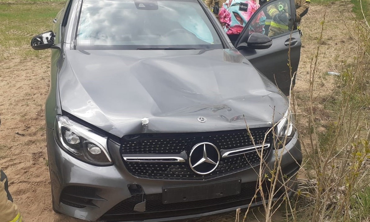 Pijana 49-latka dachowała samochodem na drodze pomiędzy Brzeźnem Szlacheckim a Łąkiem, w powiecie bytowskim