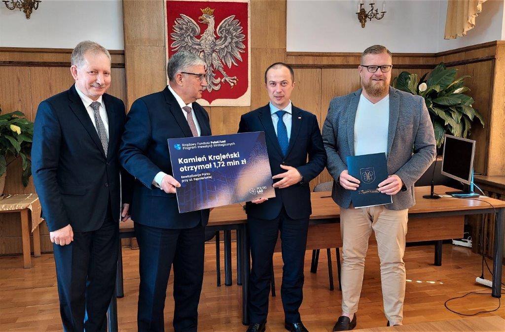Władze Kamienia Krajeńskiego podpisały umowę z wykonawcą  rewitalizacji miasta. Inwestycja za 3,1 mln zł