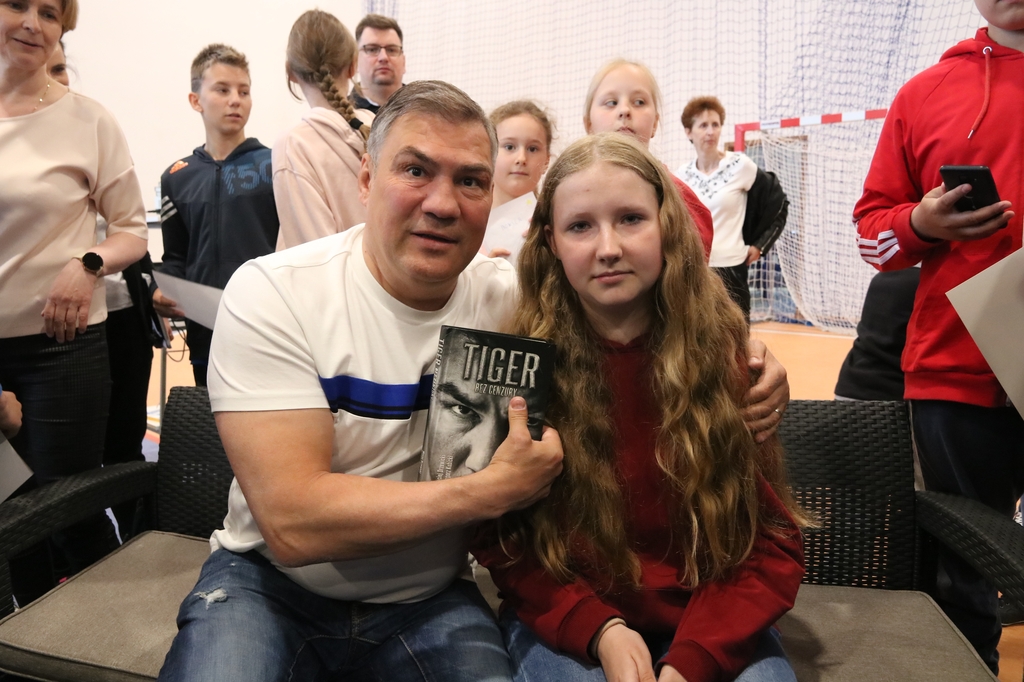 Super dzieciaki. Dariusz Tiger Michalczewski spotkał się w Rychnowach z uczniami z gminy Człuchów FOTO