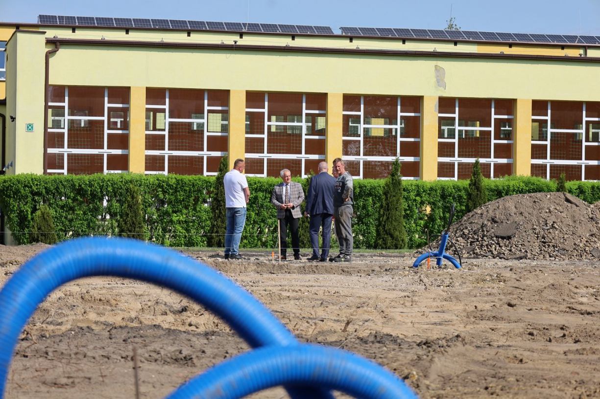Rozpoczęła się budowa boiska wielofunkcyjnego przy Liceum ogólnokształcącym w Sępólnie Krajeńskim