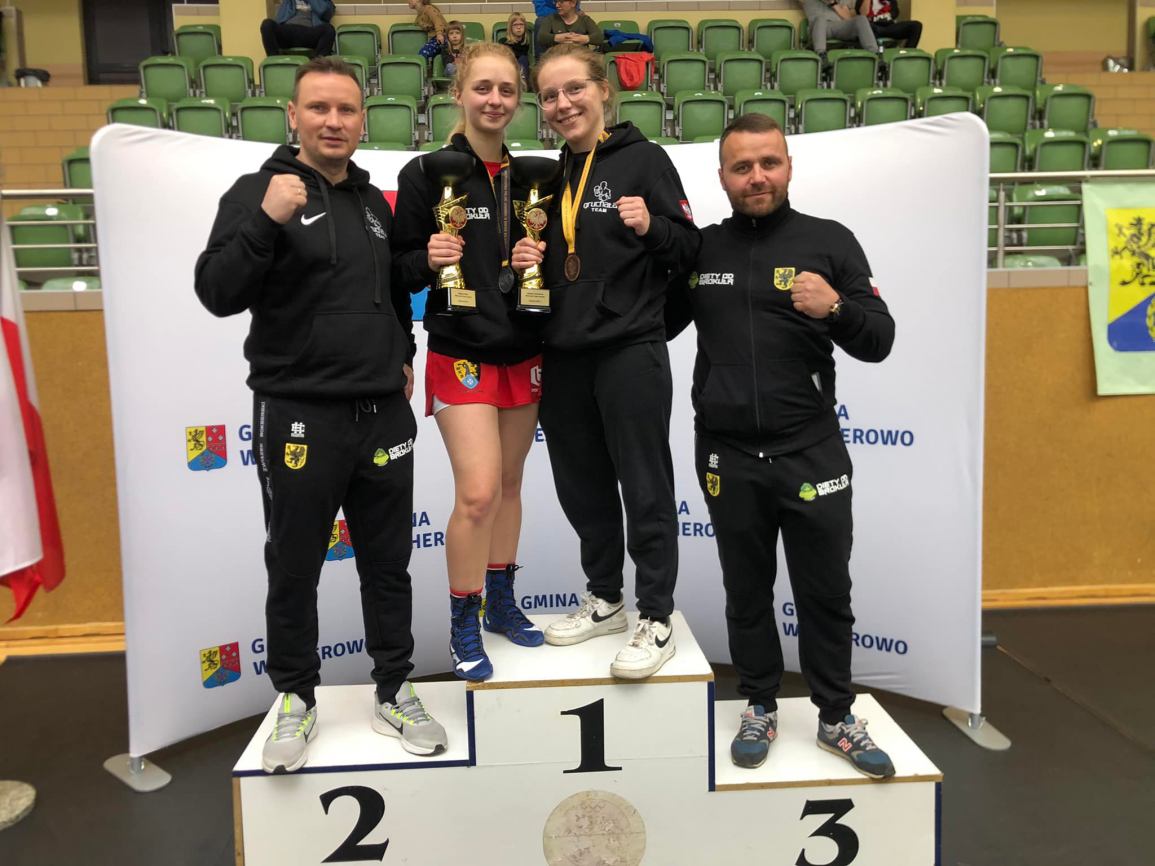 Dwie Julie z Boxing Team Chojnice z medalami Mistrzostw Polski Juniorek