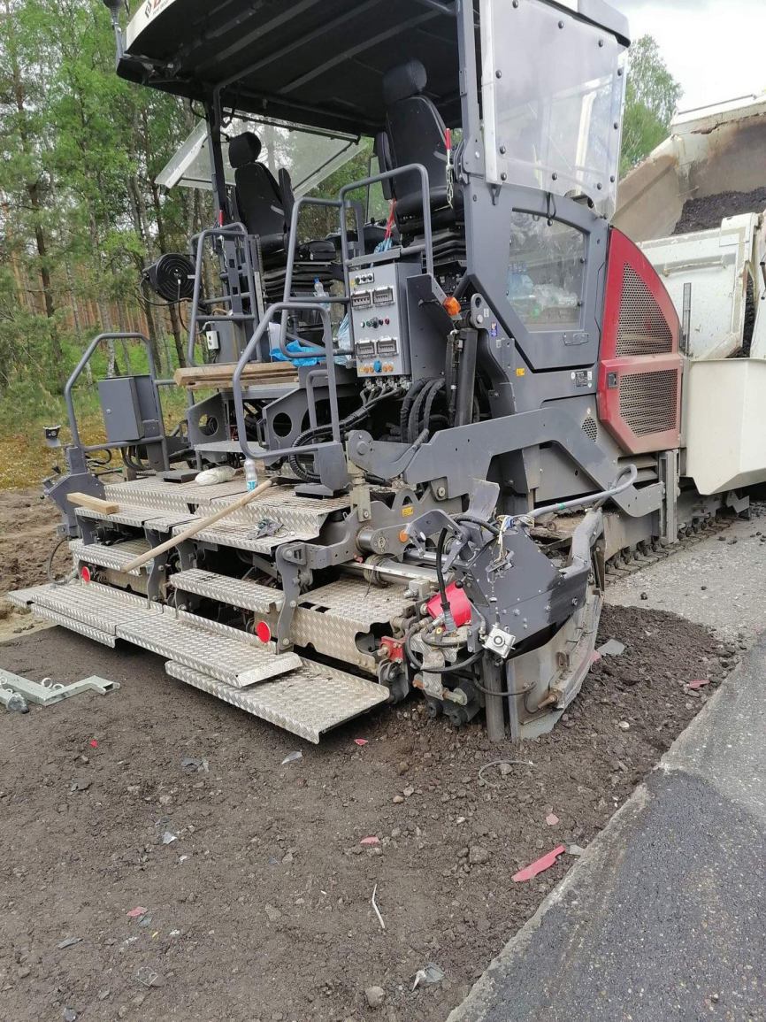 Kolizja przy budowie obwodnicy Brzezia. Ciągnik siodłowy zderzył się z rozścielaczem do asfaltu FOTO