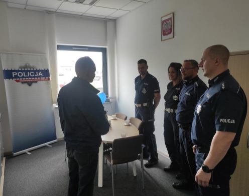 Policjanci z Tucholi docenieni za pomoc, jakiej udzielili rodzinie jadącej na por&oacute;d do szpitala