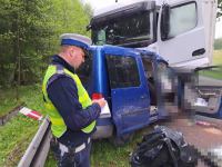 Tragiczny wypadek na drodze krajowej nr 21 w gminie Trzebielino. W zderzeniu osob&oacute;wki z ciężar&oacute;wką zginęły trzy osoby