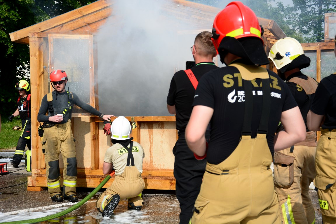 Szkolą się by w niesieniu pomocy być jeszcze lepsi. W Chojnicach, w ćwiczeniach ogniowych doszkala się 120 najlepszych strażaków w Polsce FOTO, ROZMOWA
