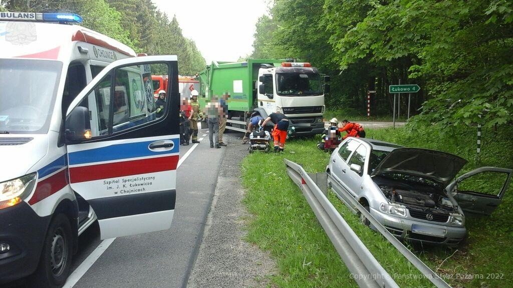Wypadek na drodze krajowej nr 22 koło Czerska. Doszło tu do zderzenia śmieciarki z osobówką