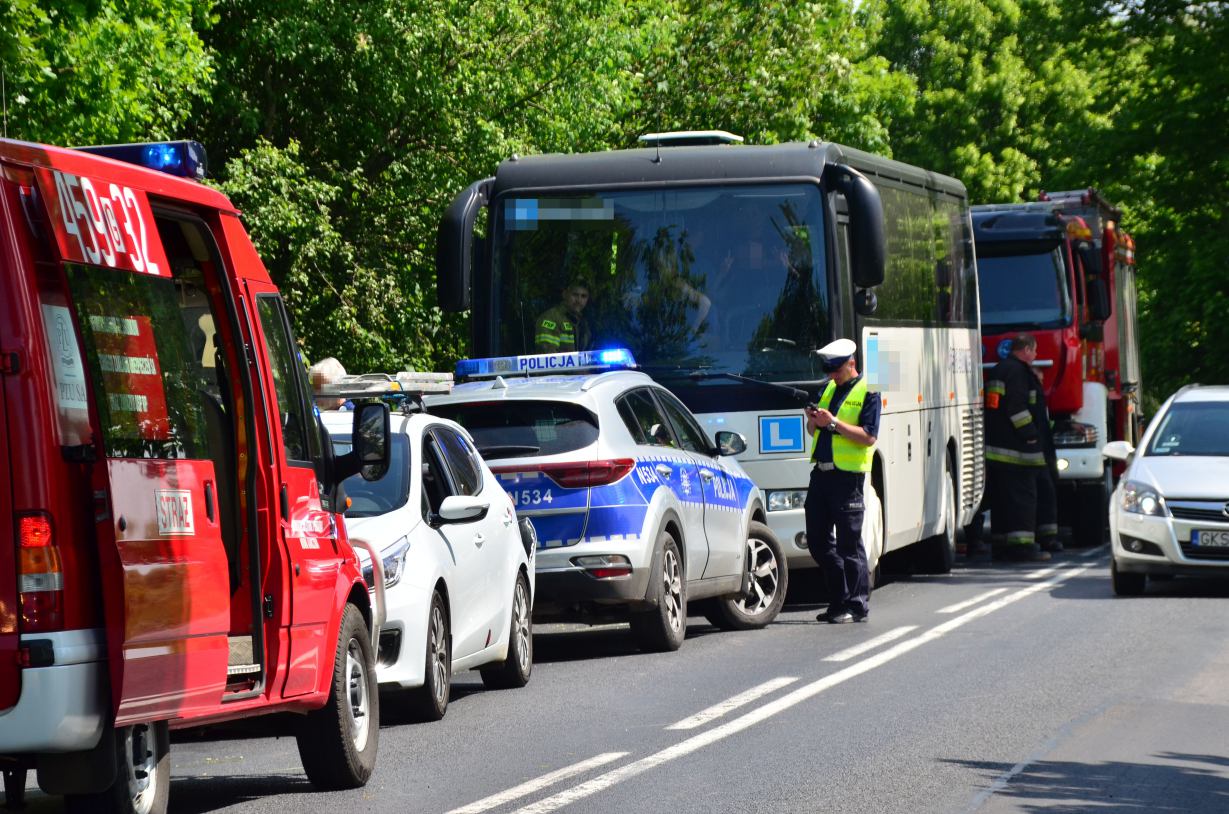 Kolizja z udziałem autobusu i osobówki na drodze wojewódzkiej 221 w miejscowości Horniki, w gm. Nowa Karczma 