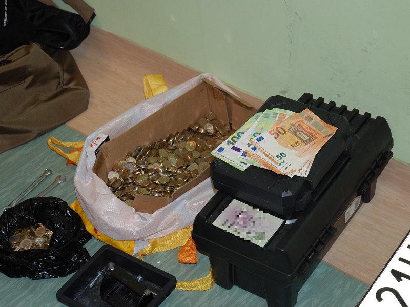 Dwaj Ukraińcy okradli automat do rozmieniania pieniędzy. Policjanci znaleźli przy nich bilon i banknoty