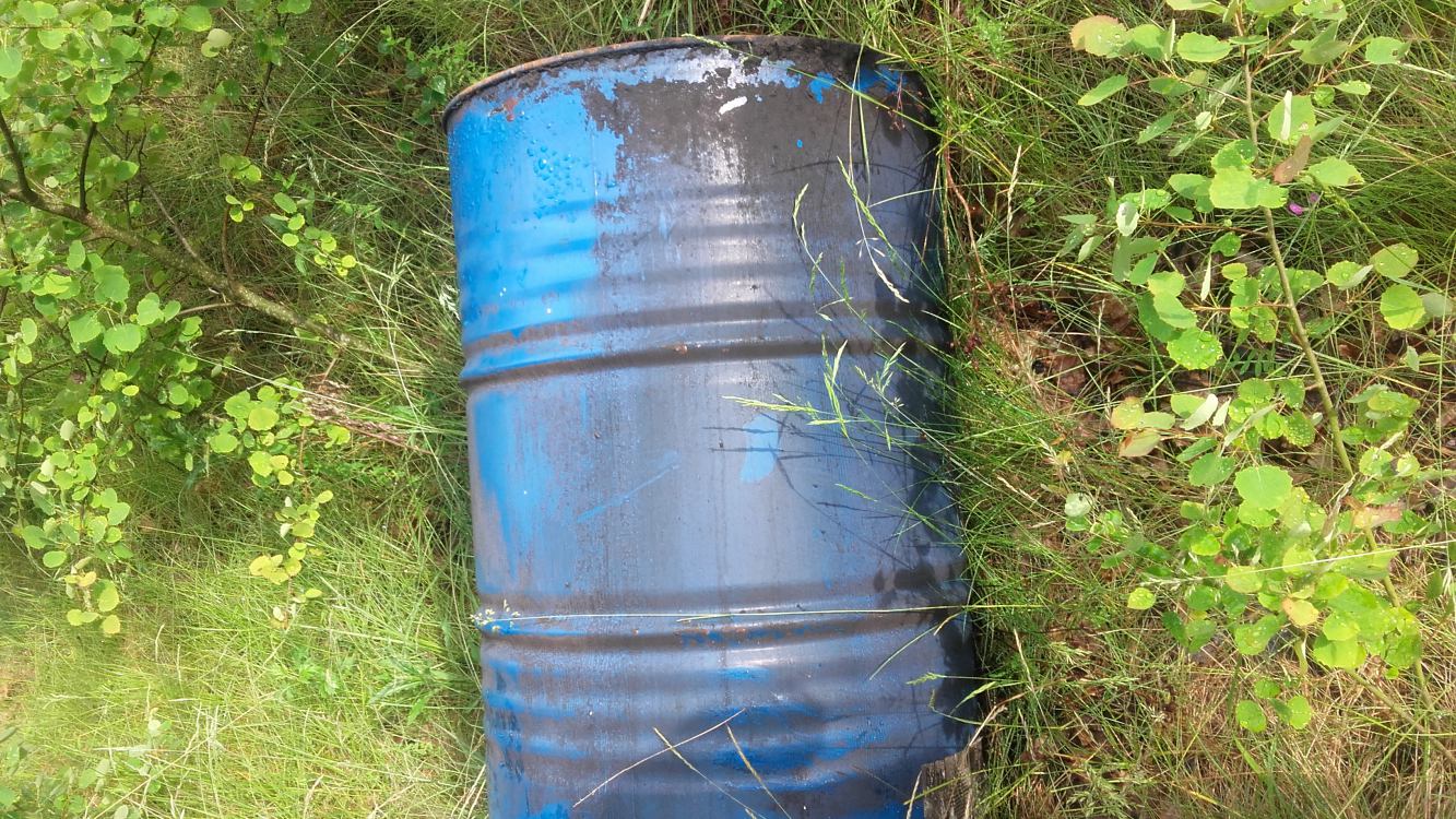 Nieszczelna beczka zawierająca najprawdopodobniej odpady niebezpieczne znaleziona przy chojnickiej obwodnicy