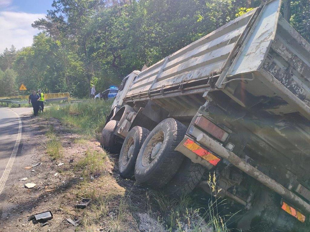 Zderzenie dwóch ciężarówek na drodze Tuchola-Płazowo. Policjanci ustalili, że jedna z nich jechała za szybko