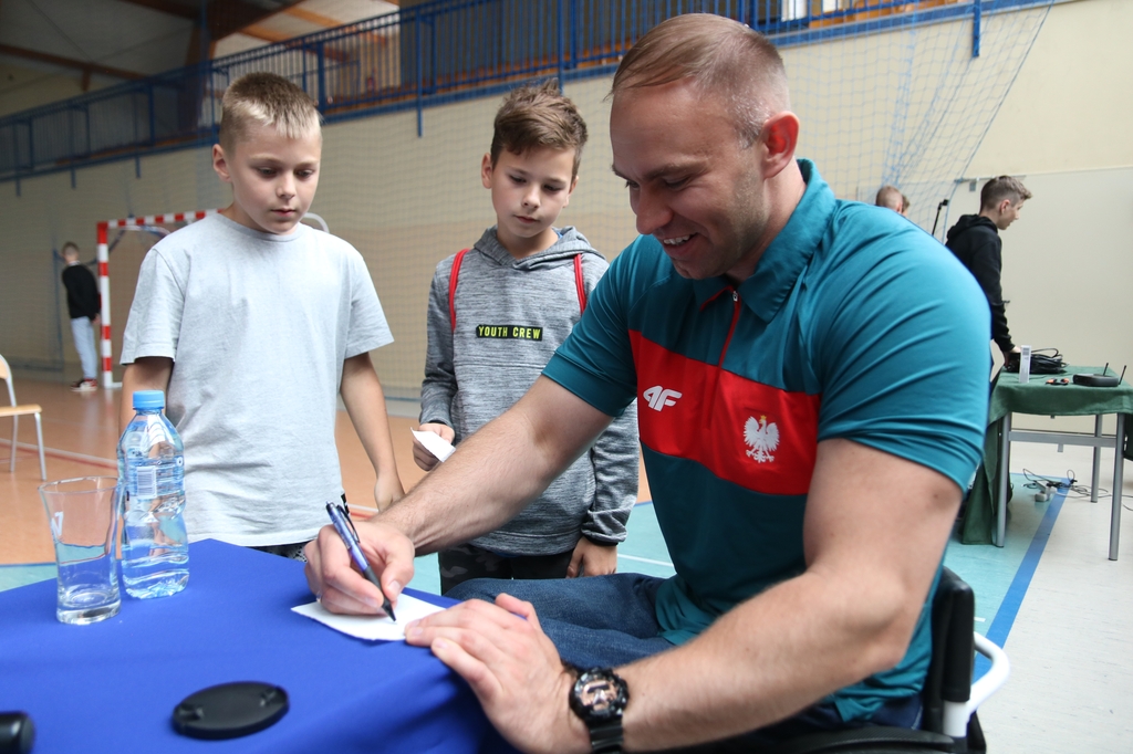 Dwukrotny medalista Igrzysk Paraolimpijskich Lech Stoltman spotkał się z młodzieżą z Polnicy i Rychnów FOTO