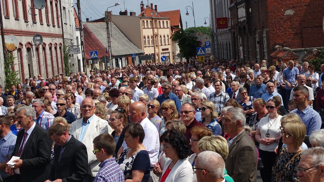 Tłumy mieszkańców Sępólna Krajeńskiego na procesji Bożego Ciała FOTO