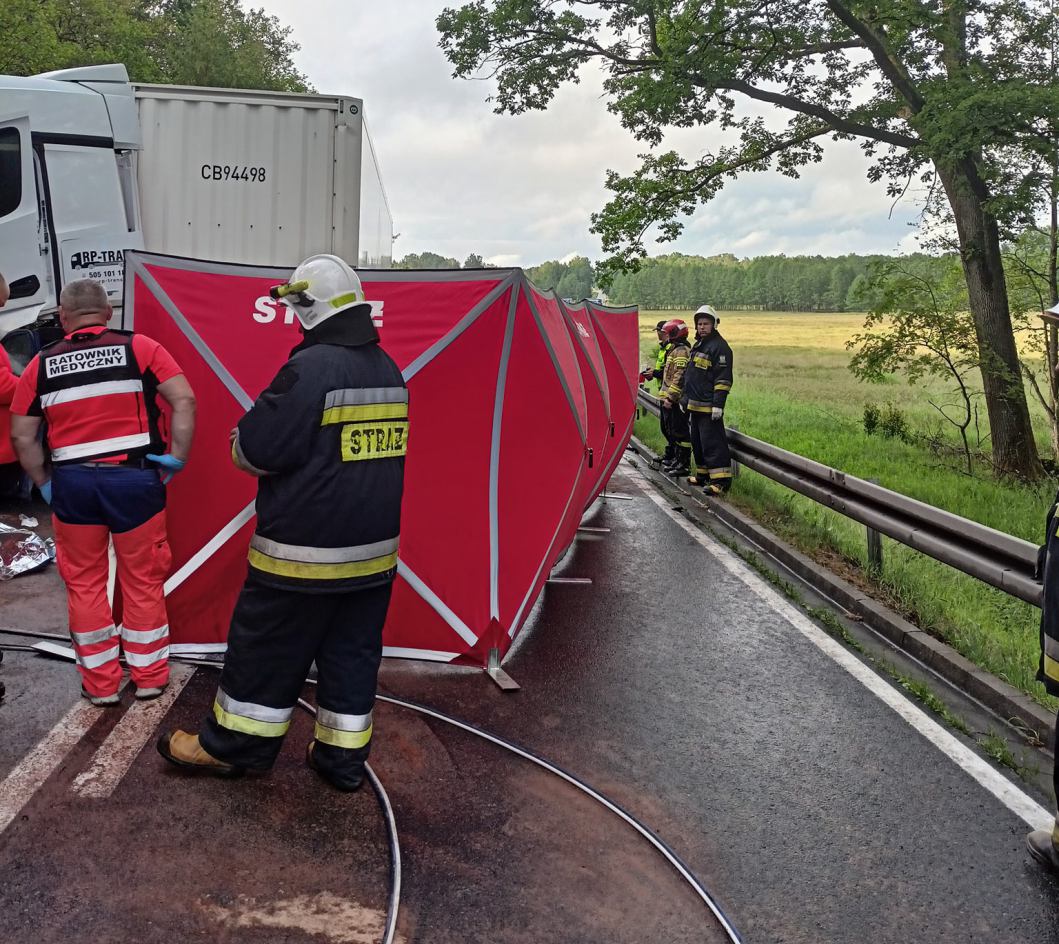 Tragiczny wypadek na drodze krajowej nr 21 w gminie Trzebielino. W zderzeniu osobówki z ciężarówką zginęły trzy osoby
