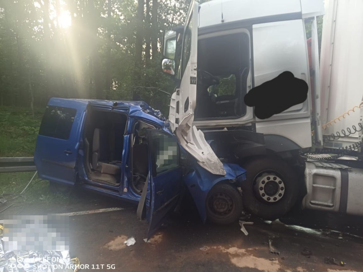 Tragiczny wypadek na drodze krajowej nr 21 w gminie Trzebielino. W zderzeniu osobówki z ciężarówką zginęły trzy osoby
