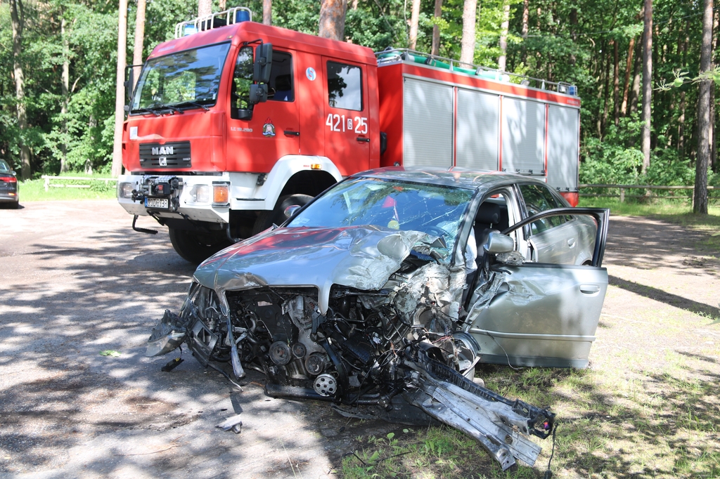 Jedna osoba trafiła do szpitala po zderzeniu trzech samochodów w Dobojewie, w gminie Człuchów FOTO