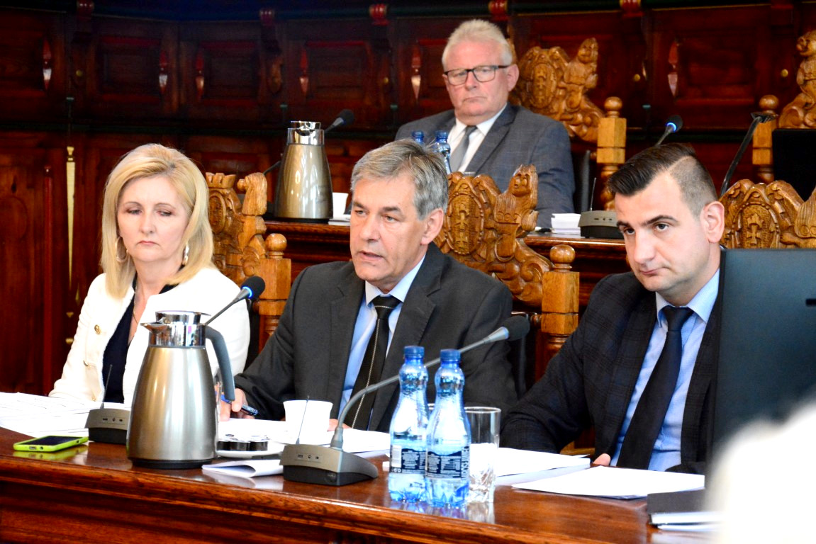 Burmistrz Chojnic odpowiada na krytykę podczas dyskusji nad Raportem o stanie Gminy Miejskiej Chojnice ROZMOWA